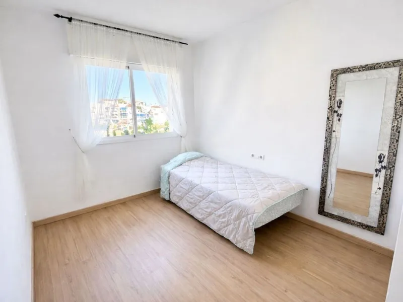 Bright and comfortable two-bedroom apartment located on a mid-floor of the well-known Locrimar 2 residential complex in Marbella.