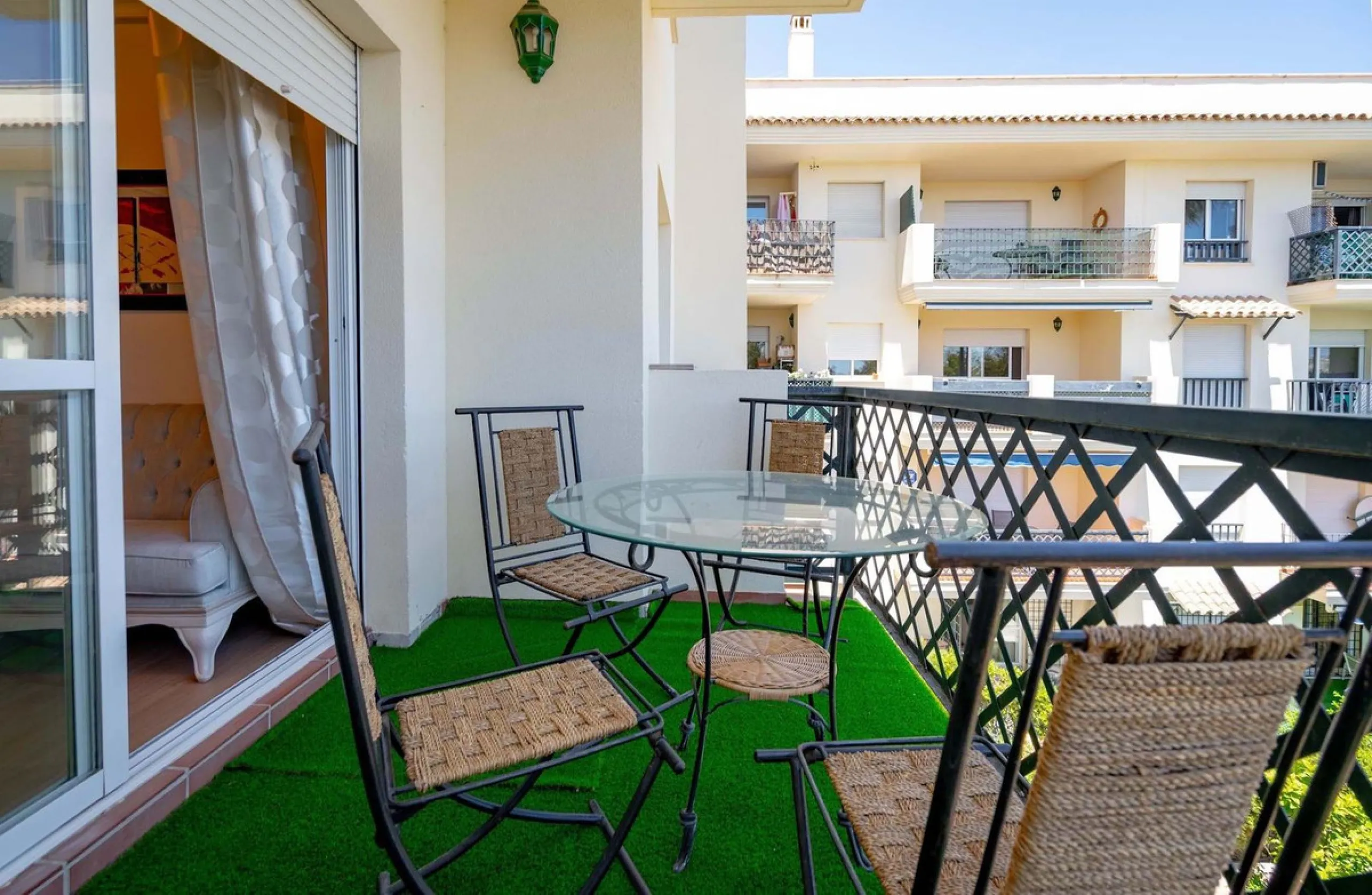 Bright and comfortable two-bedroom apartment located on a mid-floor of the well-known Locrimar 2 residential complex in Marbella.