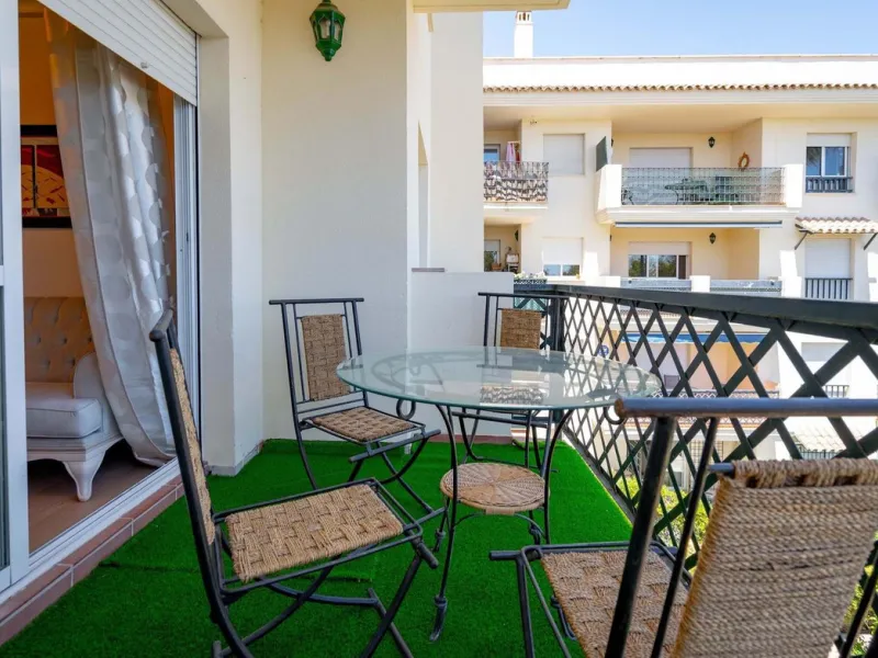 Bright and comfortable two-bedroom apartment located on a mid-floor of the well-known Locrimar 2 residential complex in Marbella.