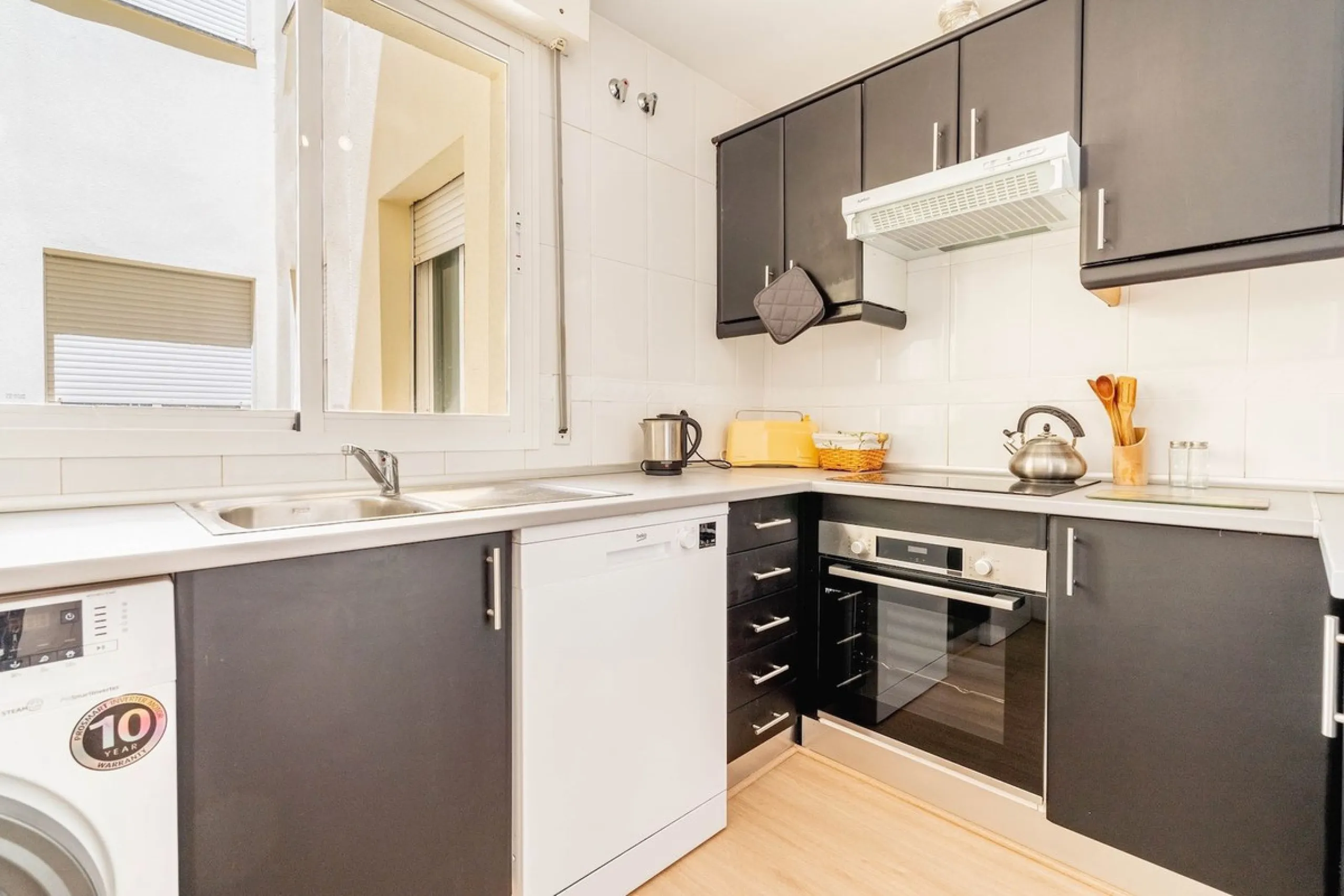 Bright and comfortable two-bedroom apartment located on a mid-floor of the well-known Locrimar 2 residential complex in Marbella.