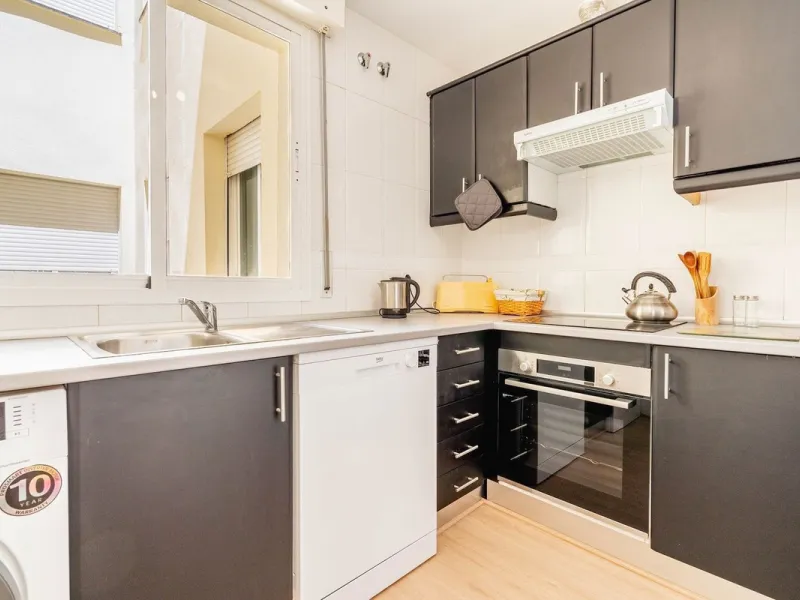 Bright and comfortable two-bedroom apartment located on a mid-floor of the well-known Locrimar 2 residential complex in Marbella.