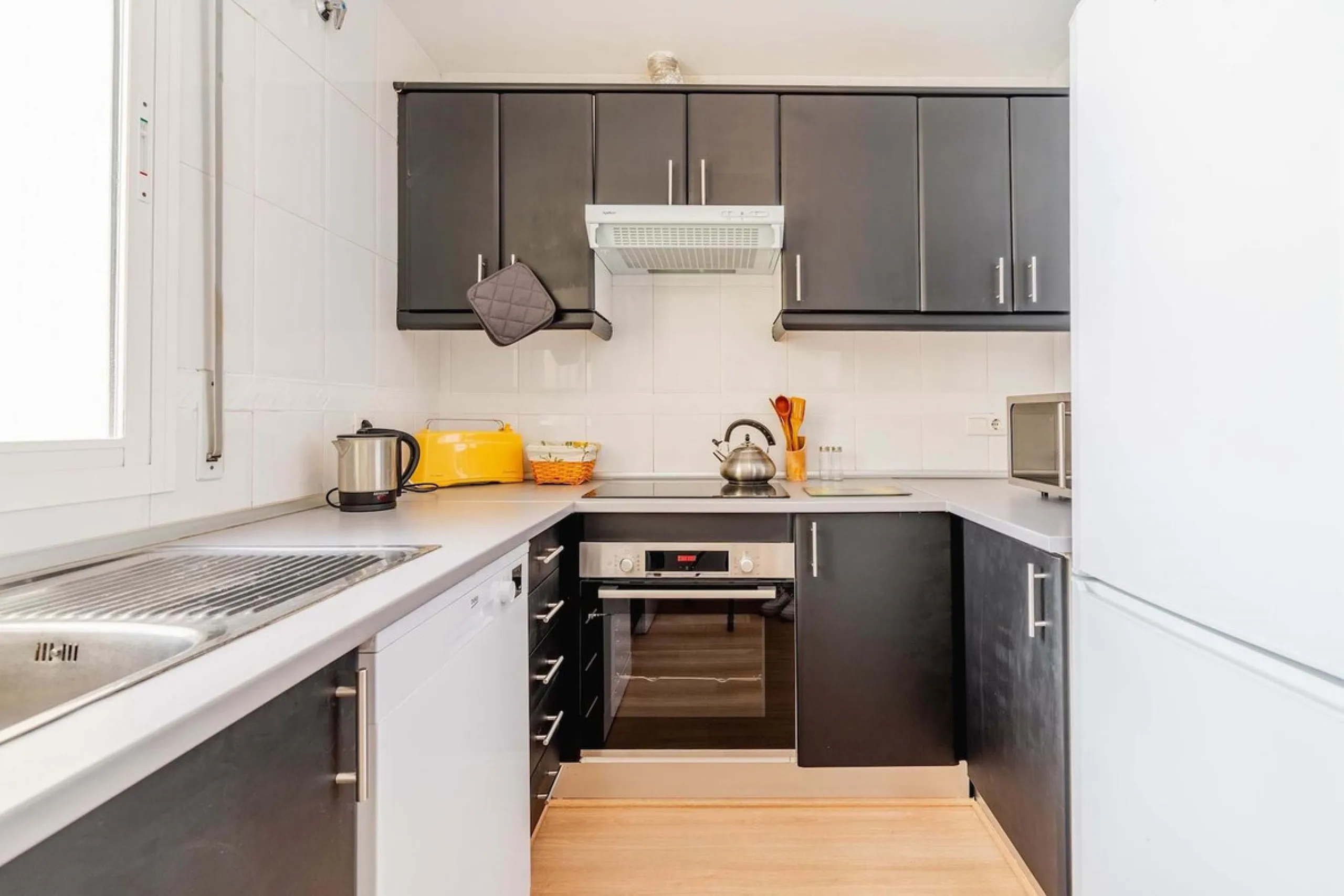 Bright and comfortable two-bedroom apartment located on a mid-floor of the well-known Locrimar 2 residential complex in Marbella.