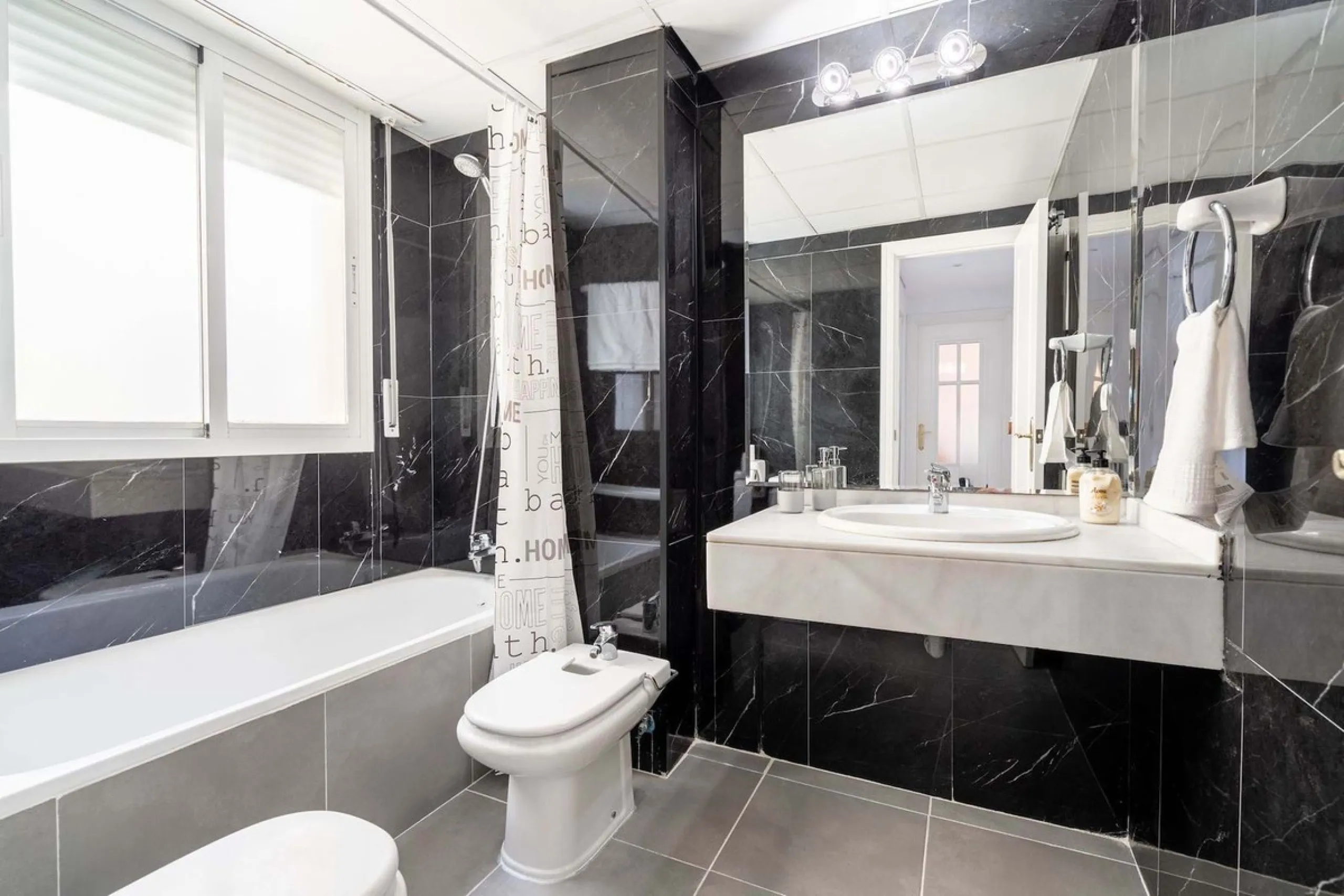 Bright and comfortable two-bedroom apartment located on a mid-floor of the well-known Locrimar 2 residential complex in Marbella.