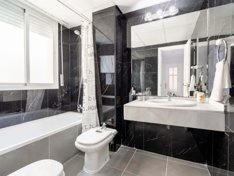 Bright and comfortable two-bedroom apartment located on a mid-floor of the well-known Locrimar 2 residential complex in Marbella.