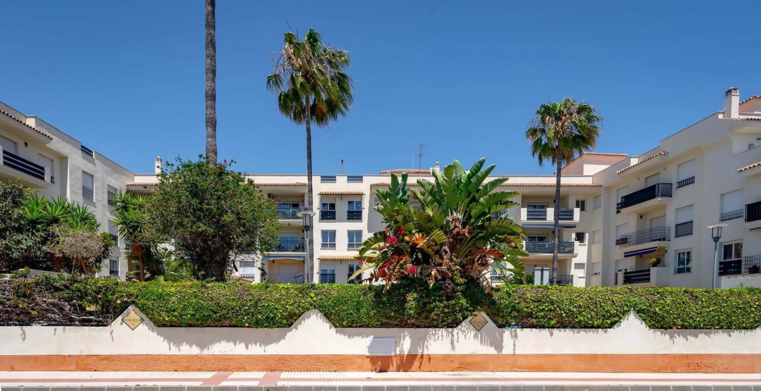 Bright and comfortable two-bedroom apartment located on a mid-floor of the well-known Locrimar 2 residential complex in Marbella.