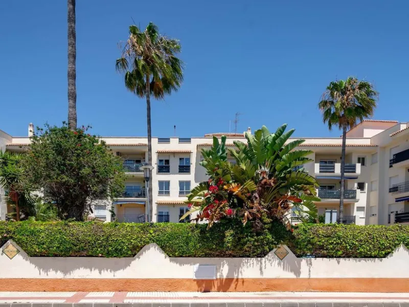 Bright and comfortable two-bedroom apartment located on a mid-floor of the well-known Locrimar 2 residential complex in Marbella.