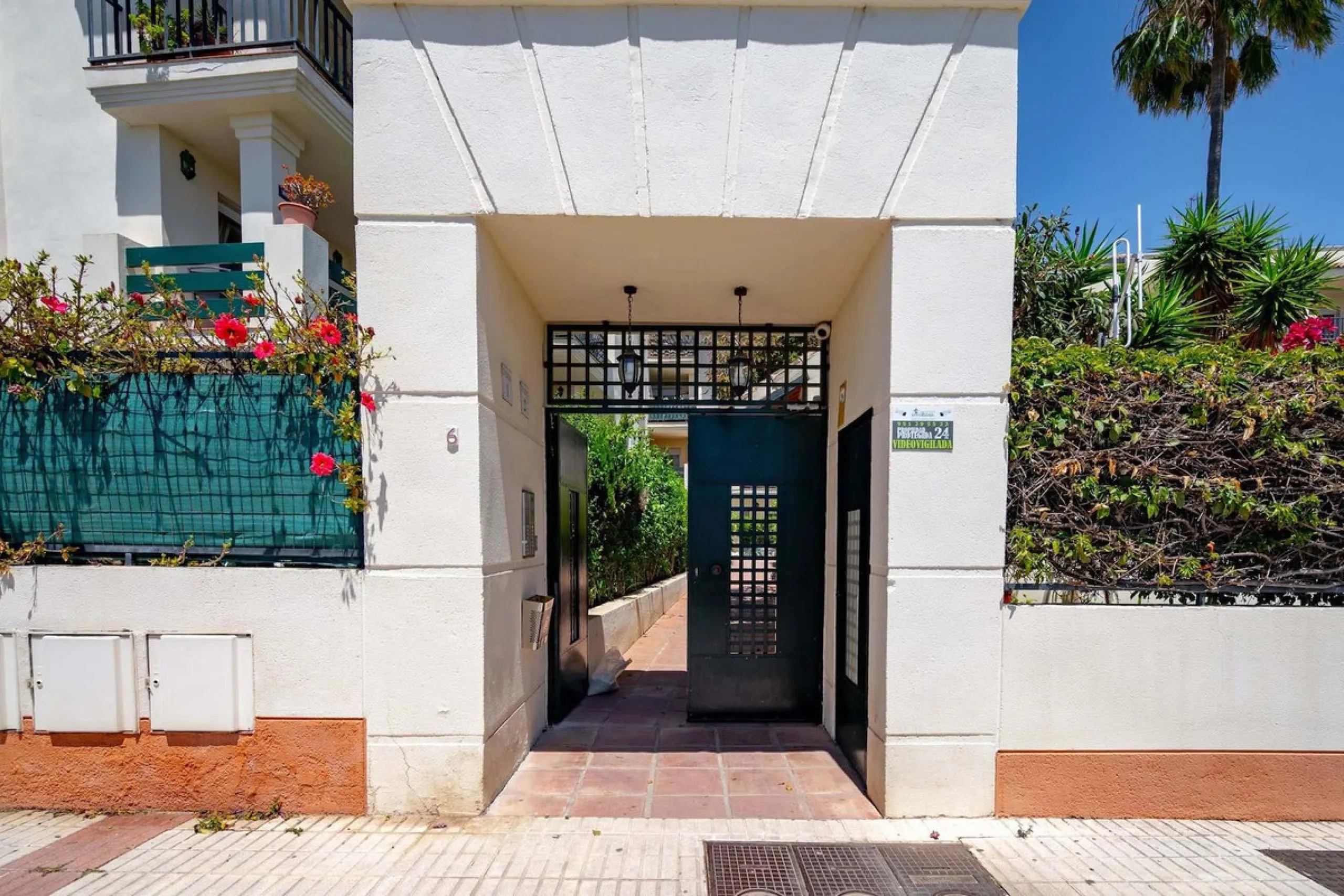 Bright and comfortable two-bedroom apartment located on a mid-floor of the well-known Locrimar 2 residential complex in Marbella.