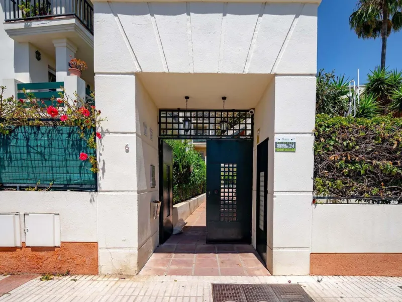 Bright and comfortable two-bedroom apartment located on a mid-floor of the well-known Locrimar 2 residential complex in Marbella.