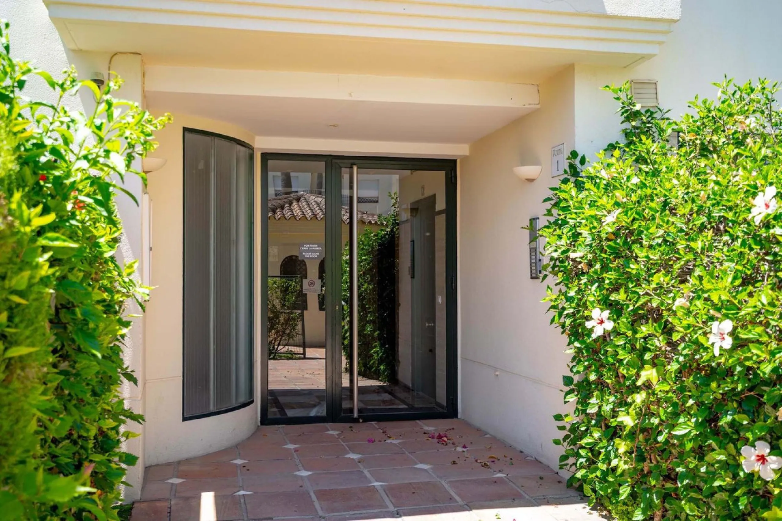 Bright and comfortable two-bedroom apartment located on a mid-floor of the well-known Locrimar 2 residential complex in Marbella.