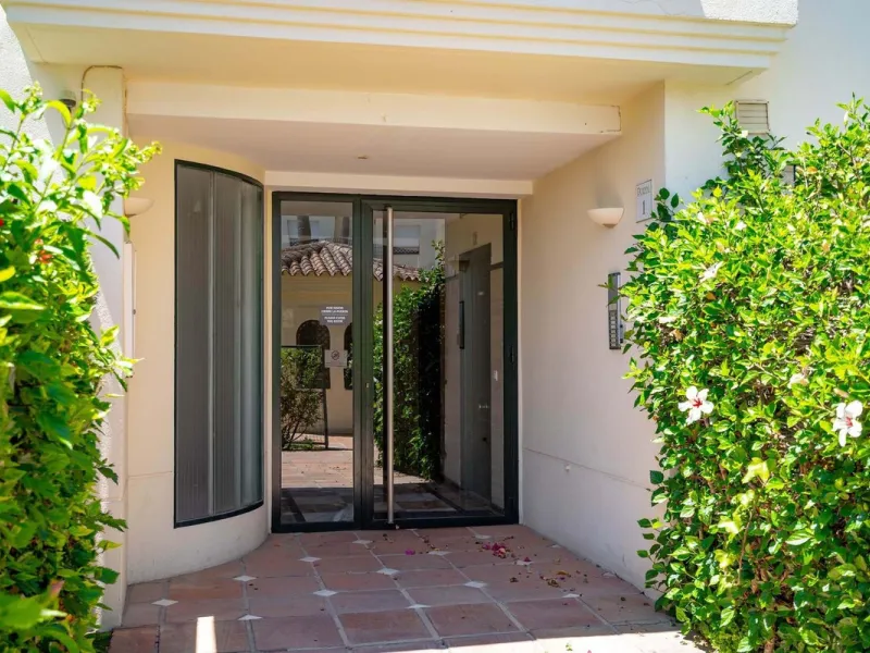 Bright and comfortable two-bedroom apartment located on a mid-floor of the well-known Locrimar 2 residential complex in Marbella.