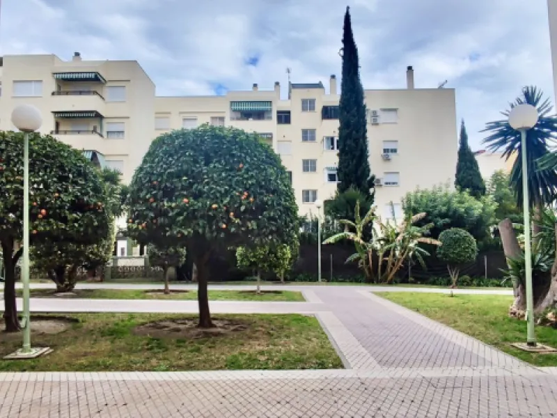 Magnificent flat in the heart of Arroyo de la Miel, Benalmádena, located close to all kinds of amenities and excellent transport links.