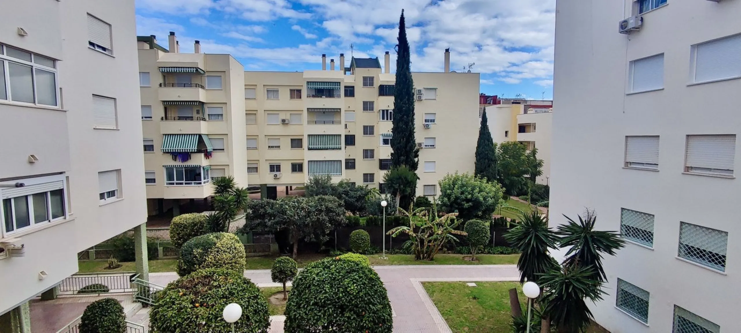 Apartment - Middle Floor Apartment в продаже в Benalmadena, Málaga. В доме 3 спален и 1 ванных комнат. Площадь дома 99 м²