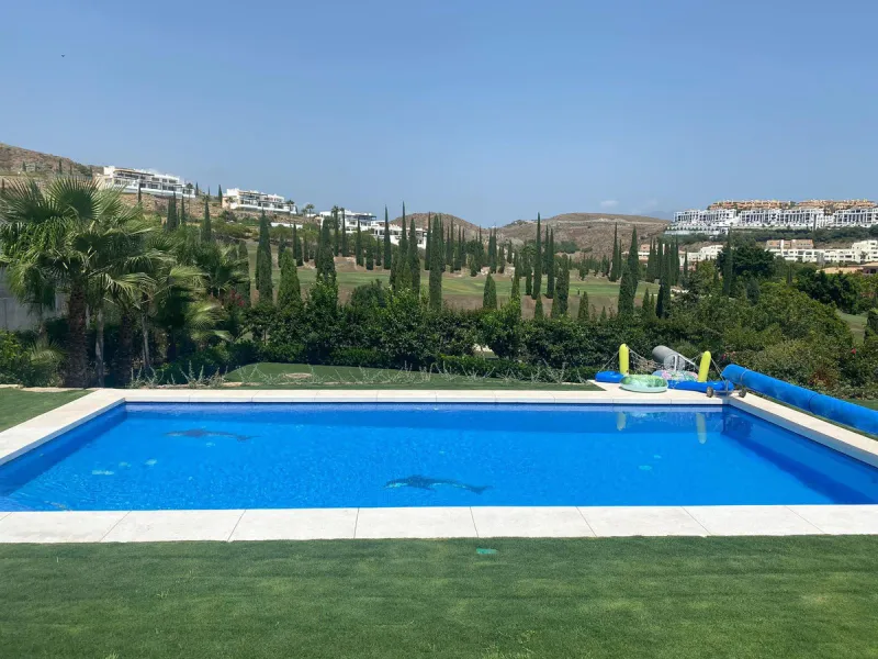 House - Detached Villa в продаже в Benahavís, Málaga. В доме 5 спален и 5 ванных комнат. Площадь дома 650 м². Площадь участка 1600 м²