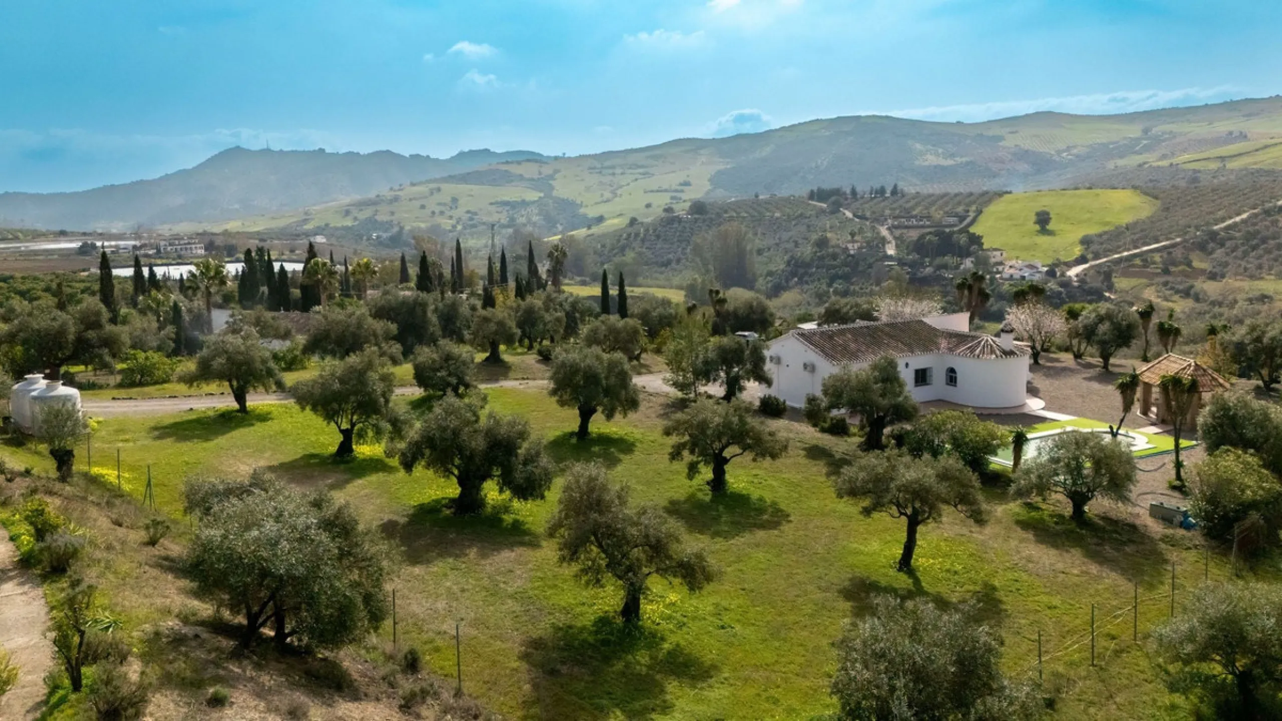 House - Finca - Cortijo в продаже в Casarabonela, Málaga. В доме 3 спален и 2 ванных комнат. Площадь дома 142 м². Площадь участка 6000 м²
