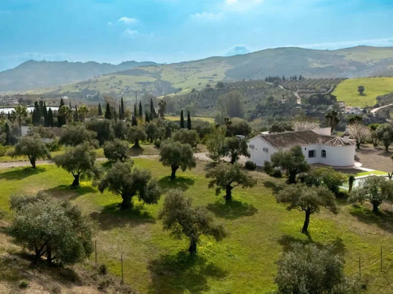 House - Finca - Cortijo в продаже в Casarabonela, Málaga. В доме 3 спален и 2 ванных комнат. Площадь дома 142 м². Площадь участка 6000 м²