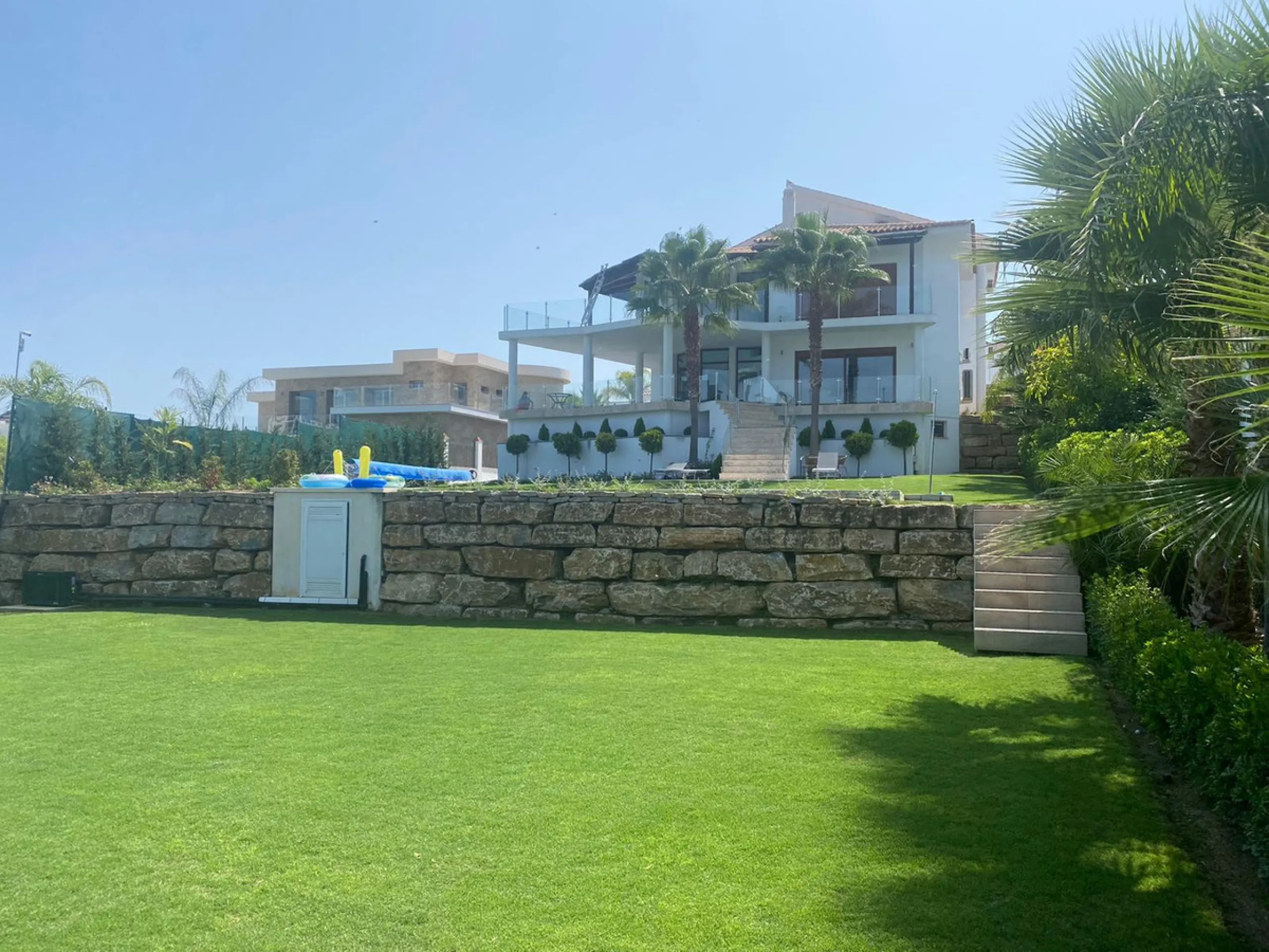 House - Detached Villa в продаже в Benahavís, Málaga. В доме 5 спален и 5 ванных комнат. Площадь дома 650 м². Площадь участка 1600 м²