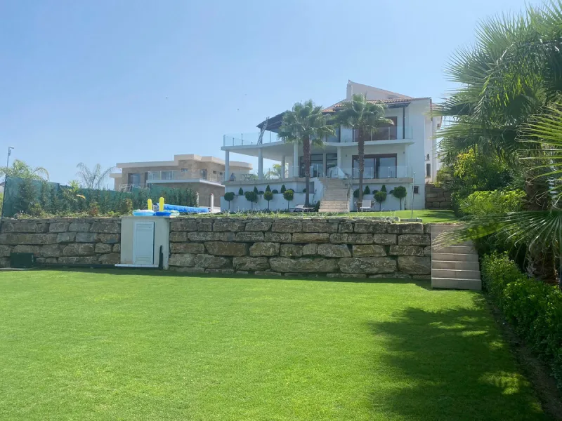 House - Detached Villa в продаже в Benahavís, Málaga. В доме 5 спален и 5 ванных комнат. Площадь дома 650 м². Площадь участка 1600 м²