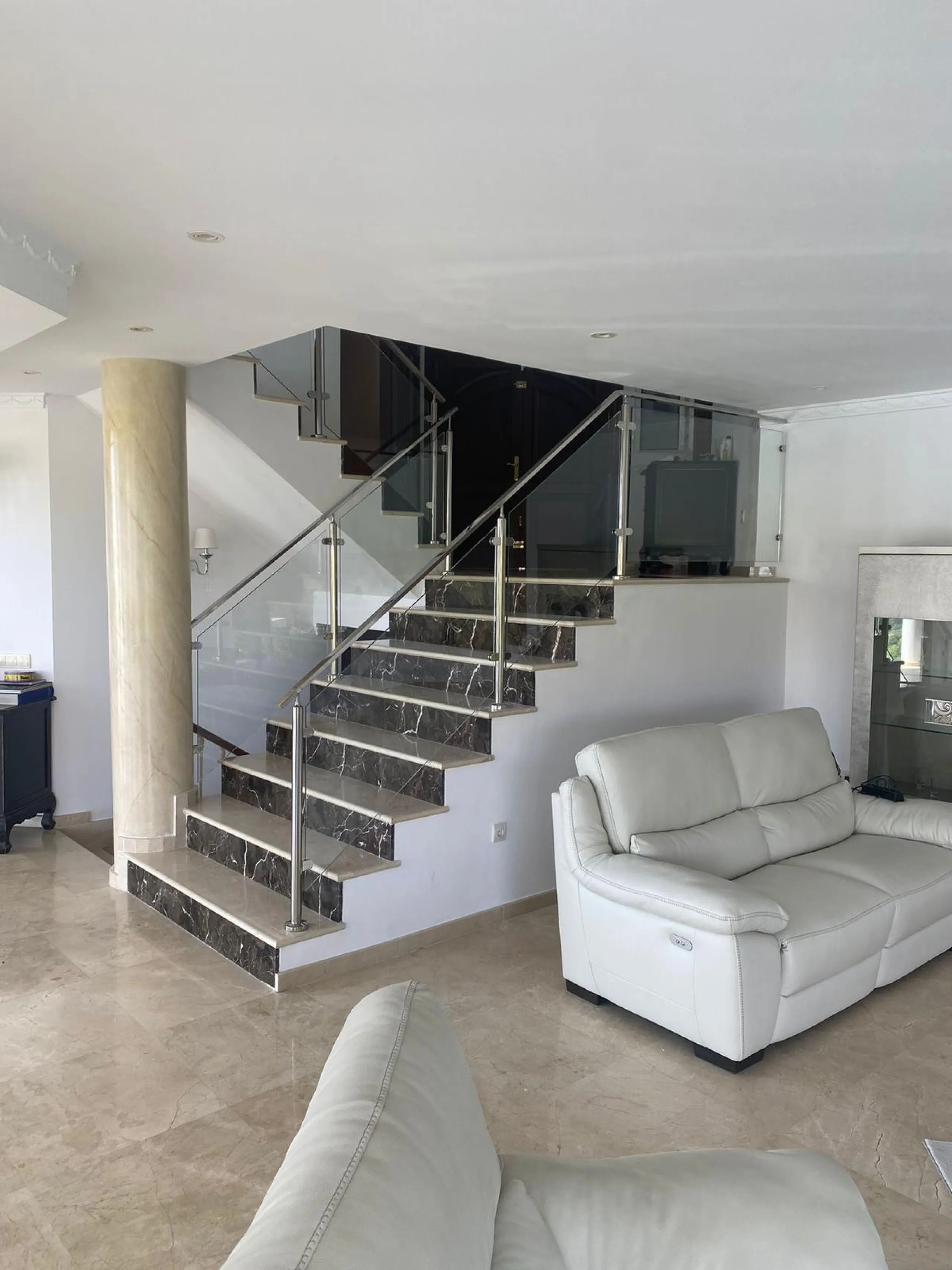 House - Detached Villa в продаже в Benahavís, Málaga. В доме 5 спален и 5 ванных комнат. Площадь дома 650 м². Площадь участка 1600 м²