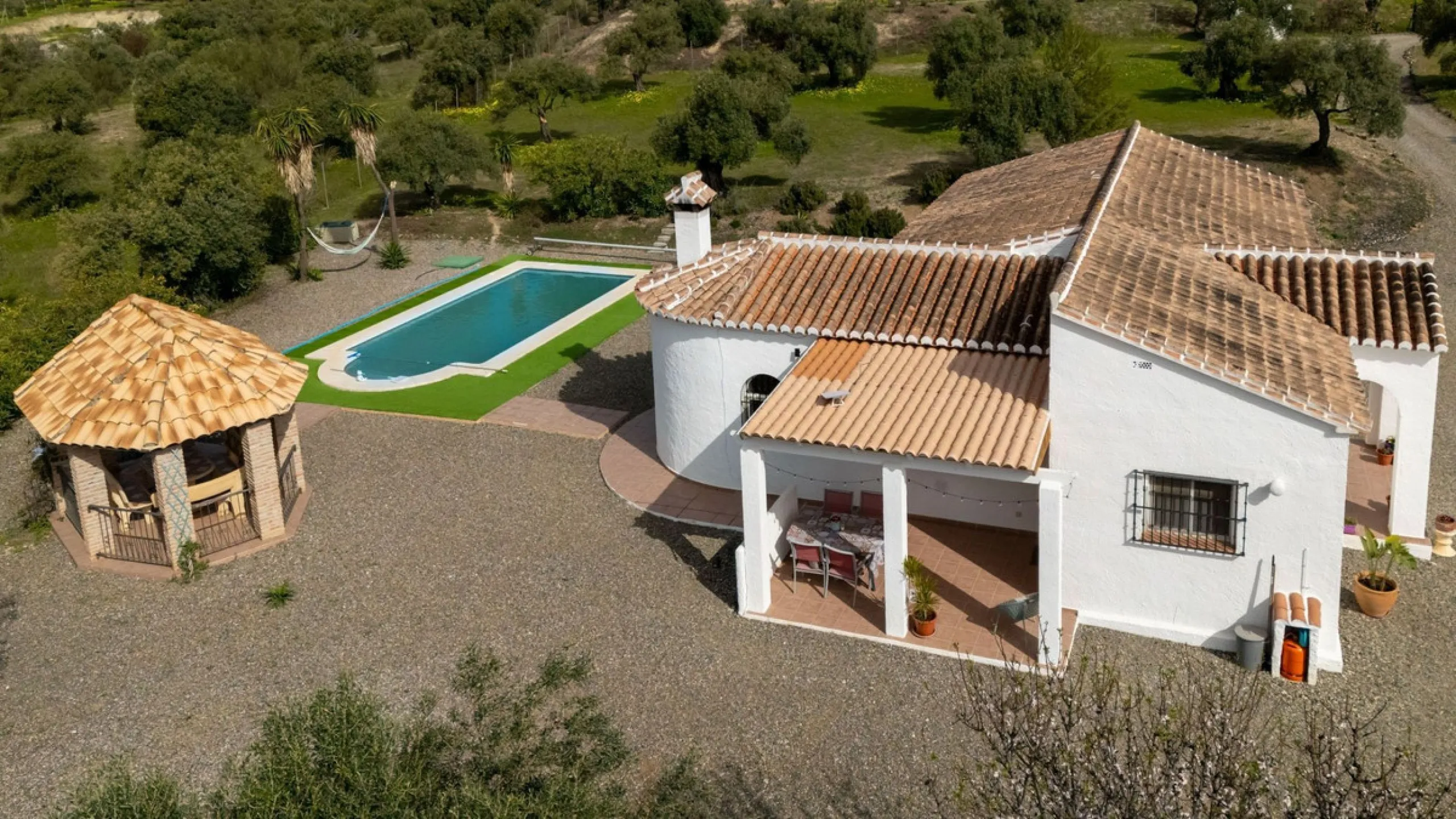 House - Finca - Cortijo в продаже в Casarabonela, Málaga. В доме 3 спален и 2 ванных комнат. Площадь дома 142 м². Площадь участка 6000 м²