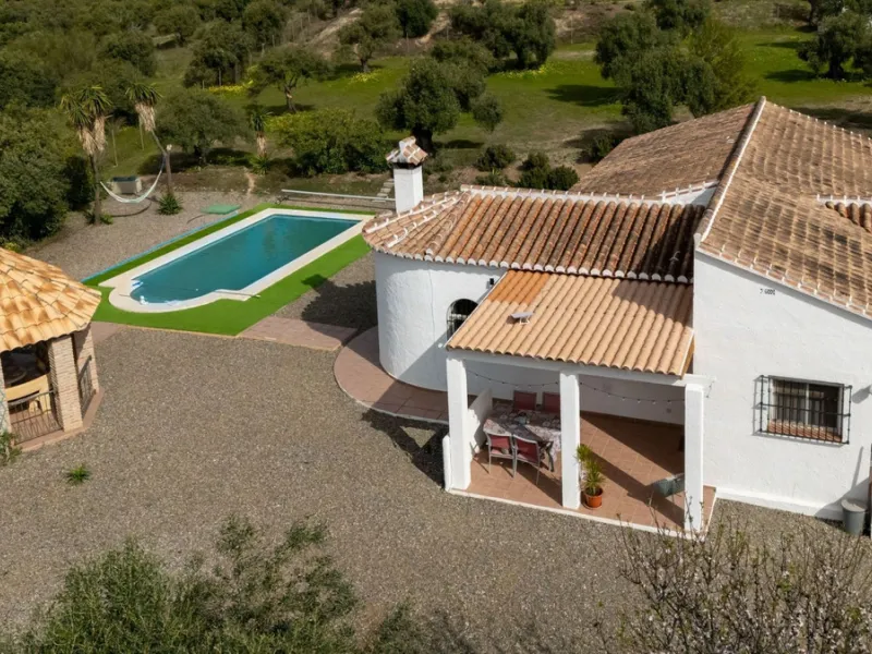 House - Finca - Cortijo в продаже в Casarabonela, Málaga. В доме 3 спален и 2 ванных комнат. Площадь дома 142 м². Площадь участка 6000 м²