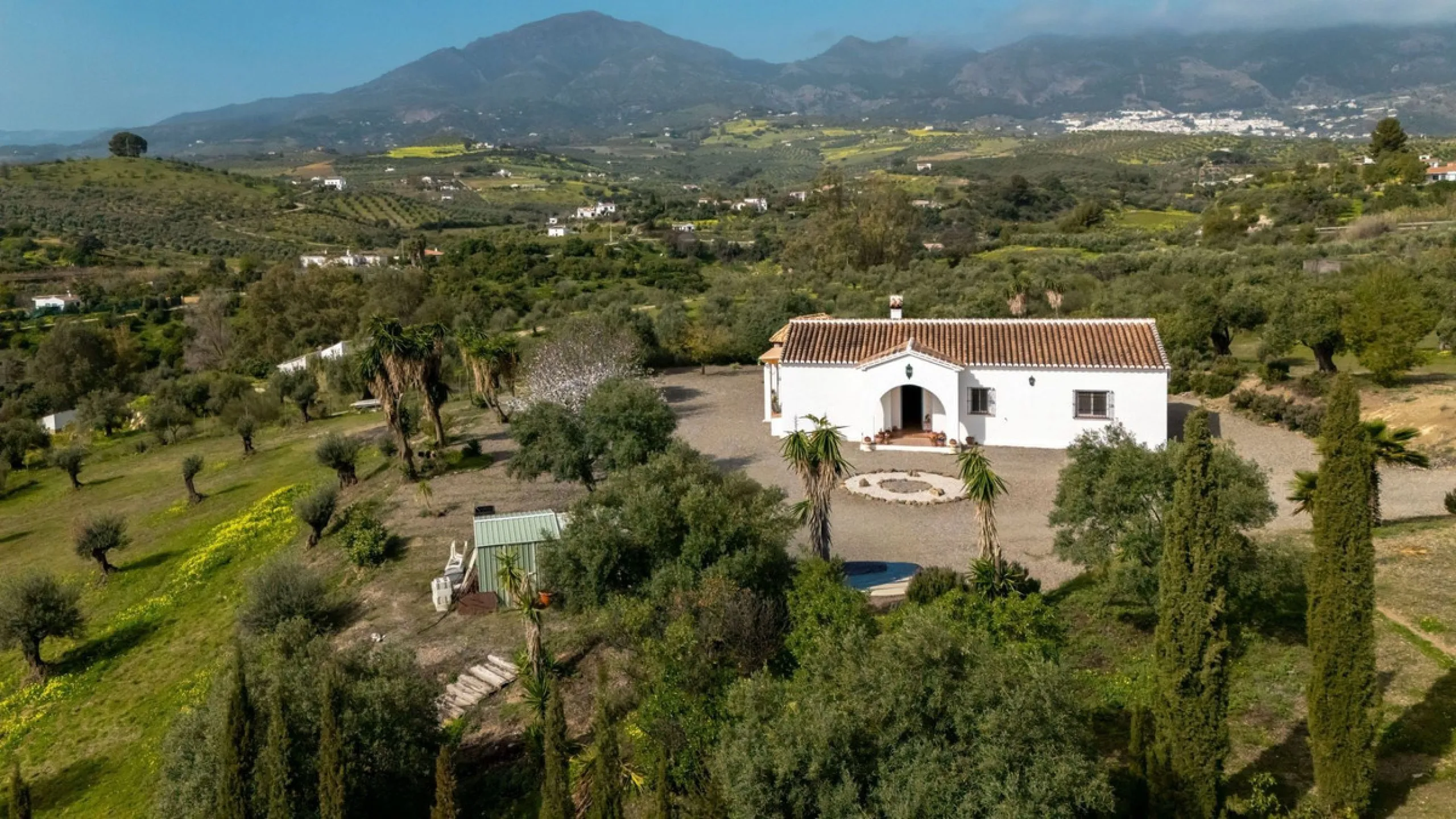 House - Finca - Cortijo в продаже в Casarabonela, Málaga. В доме 3 спален и 2 ванных комнат. Площадь дома 142 м². Площадь участка 6000 м²