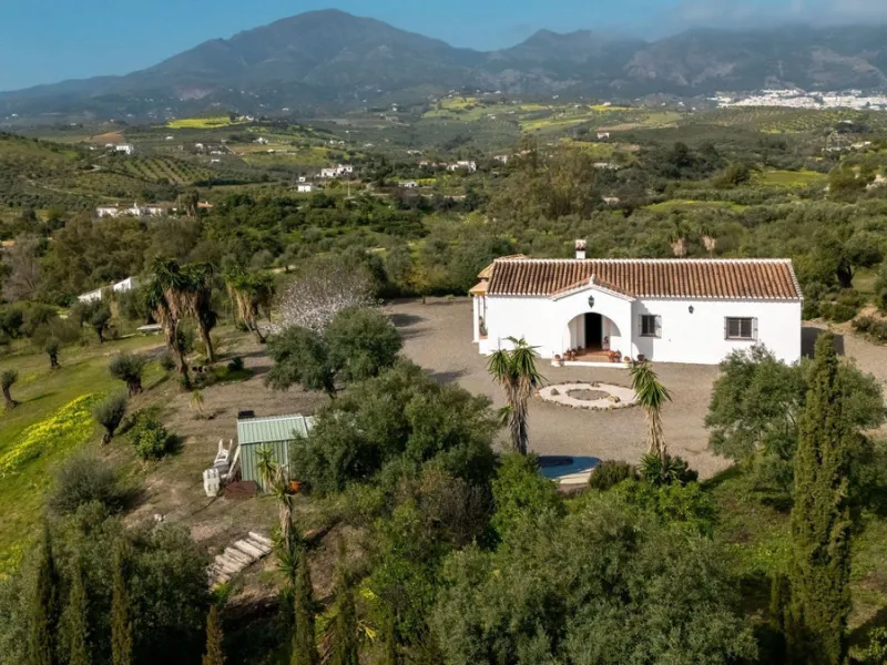 House - Finca - Cortijo в продаже в Casarabonela, Málaga. В доме 3 спален и 2 ванных комнат. Площадь дома 142 м². Площадь участка 6000 м²