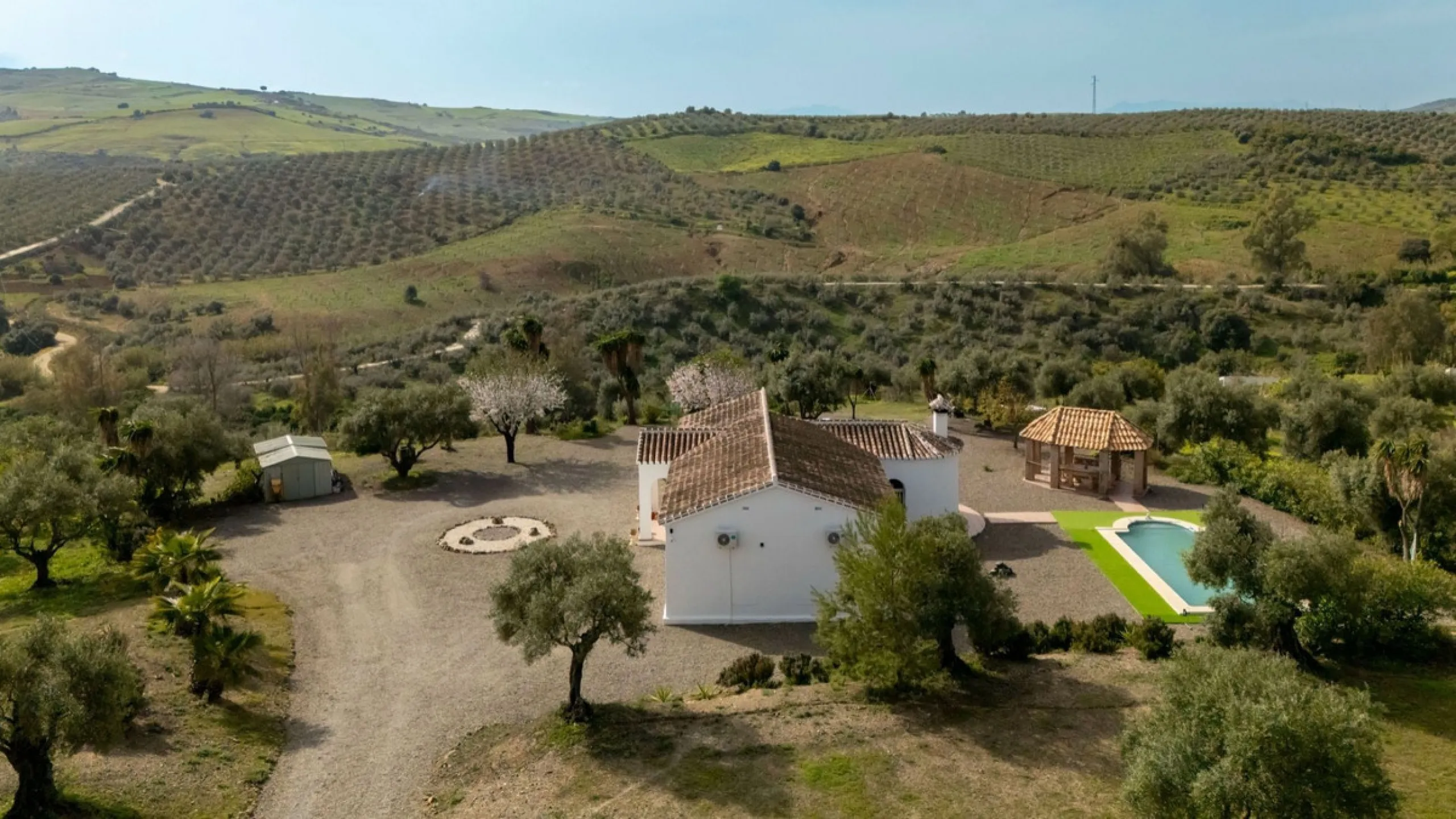 House - Finca - Cortijo в продаже в Casarabonela, Málaga. В доме 3 спален и 2 ванных комнат. Площадь дома 142 м². Площадь участка 6000 м²