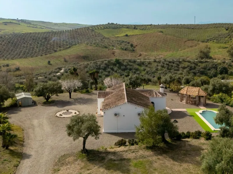 House - Finca - Cortijo в продаже в Casarabonela, Málaga. В доме 3 спален и 2 ванных комнат. Площадь дома 142 м². Площадь участка 6000 м²