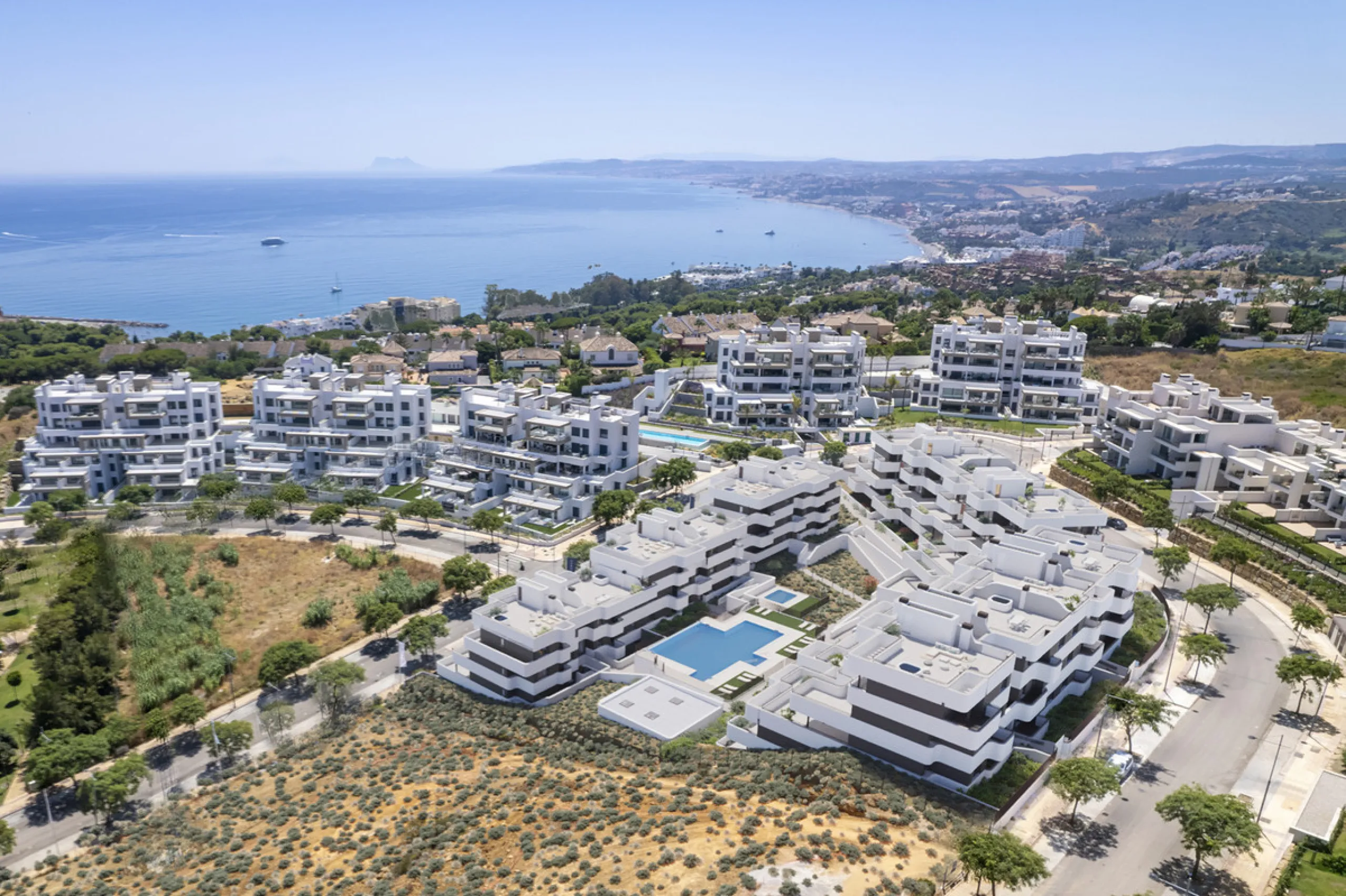 This ready to move in duplex penthouse, set within a modern community in Las Mesas of Estepona Port area, stands out for its impressive solarium with panoramic sea views. Built in 2025, the property offers a contemporary lifestyle in a sought-after locati
