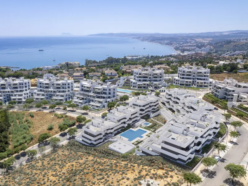 This ready to move in duplex penthouse, set within a modern community in Las Mesas of Estepona Port area, stands out for its impressive solarium with panoramic sea views. Built in 2025, the property offers a contemporary lifestyle in a sought-after locati