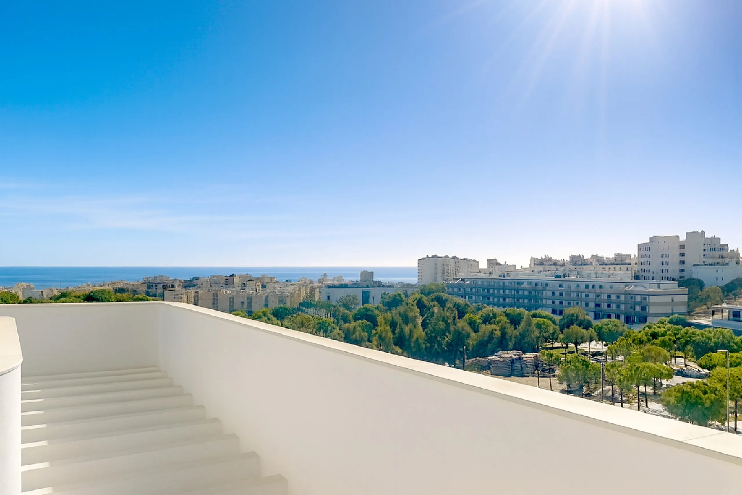 This ready to move in duplex penthouse, set within a modern community in Las Mesas of Estepona Port area, stands out for its impressive solarium with panoramic sea views. Built in 2025, the property offers a contemporary lifestyle in a sought-after locati