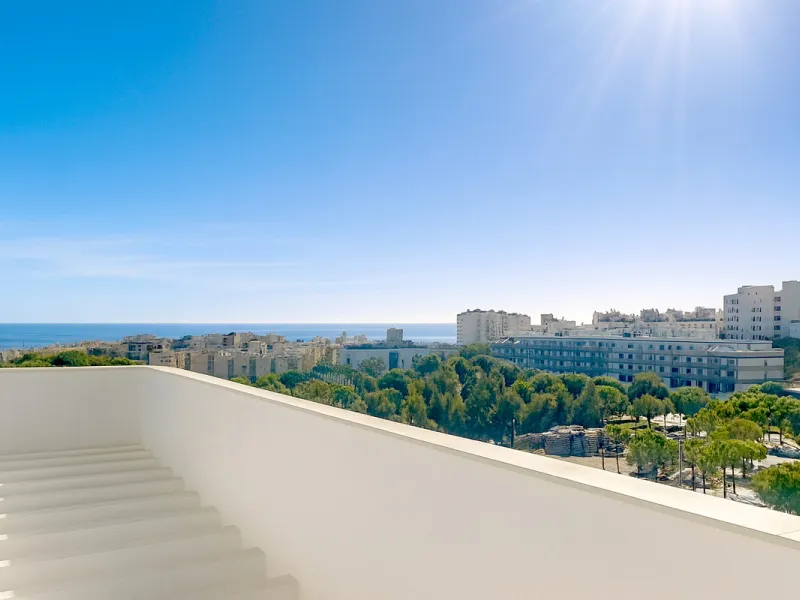 This ready to move in duplex penthouse, set within a modern community in Las Mesas of Estepona Port area, stands out for its impressive solarium with panoramic sea views. Built in 2025, the property offers a contemporary lifestyle in a sought-after locati