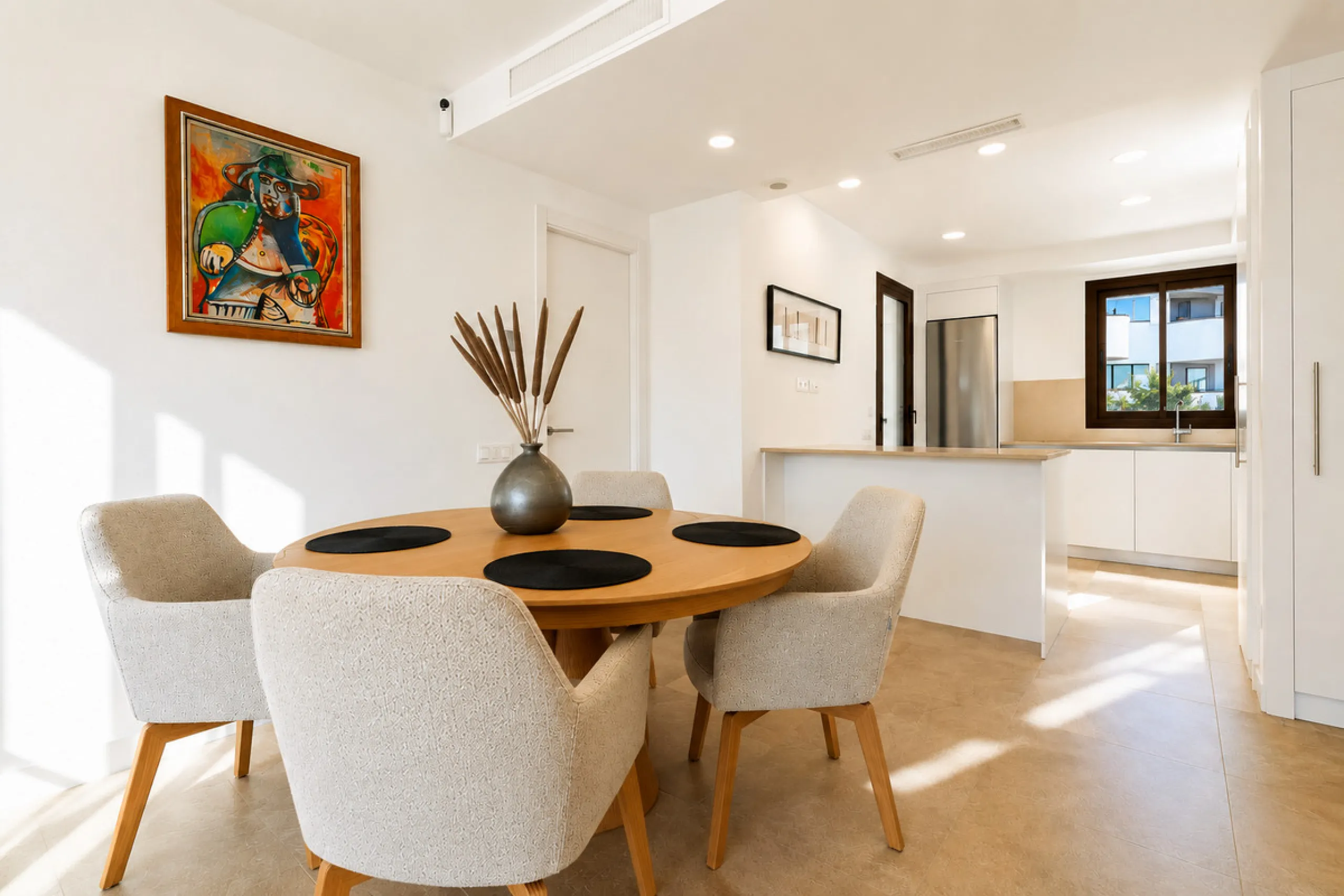 This ready to move in duplex penthouse, set within a modern community in Las Mesas of Estepona Port area, stands out for its impressive solarium with panoramic sea views. Built in 2025, the property offers a contemporary lifestyle in a sought-after locati