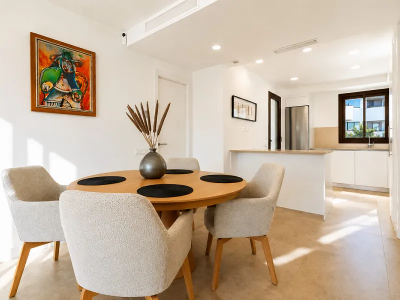 This ready to move in duplex penthouse, set within a modern community in Las Mesas of Estepona Port area, stands out for its impressive solarium with panoramic sea views. Built in 2025, the property offers a contemporary lifestyle in a sought-after locati