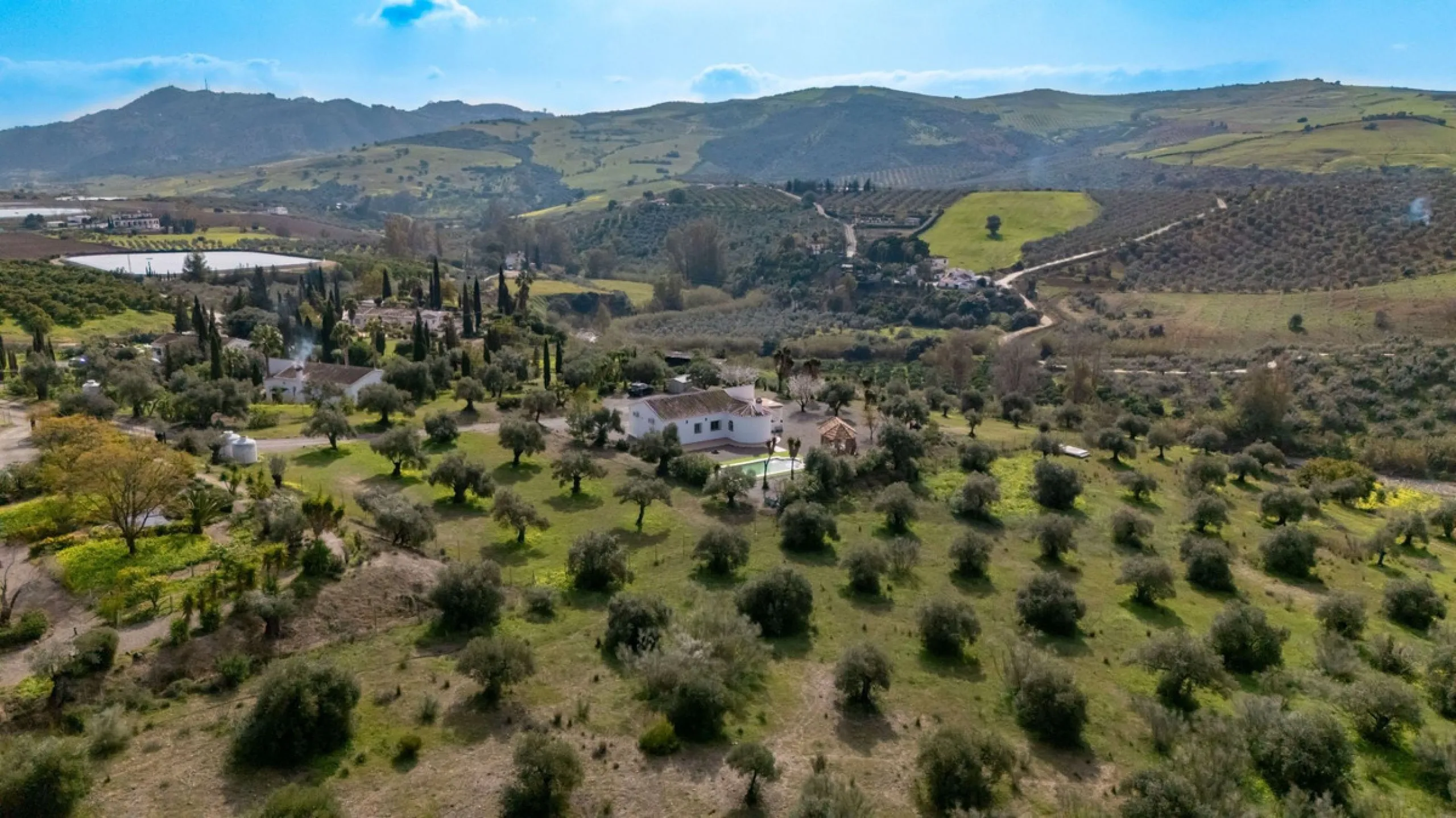 House - Finca - Cortijo в продаже в Casarabonela, Málaga. В доме 3 спален и 2 ванных комнат. Площадь дома 142 м². Площадь участка 6000 м²