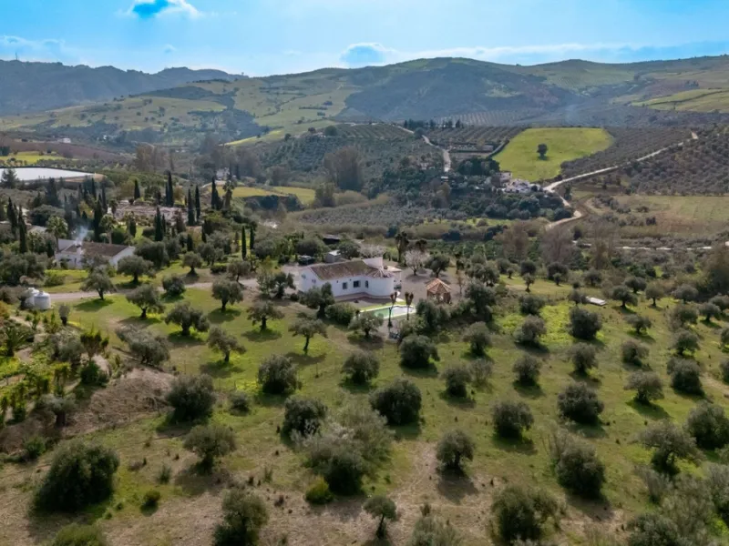 House - Finca - Cortijo в продаже в Casarabonela, Málaga. В доме 3 спален и 2 ванных комнат. Площадь дома 142 м². Площадь участка 6000 м²