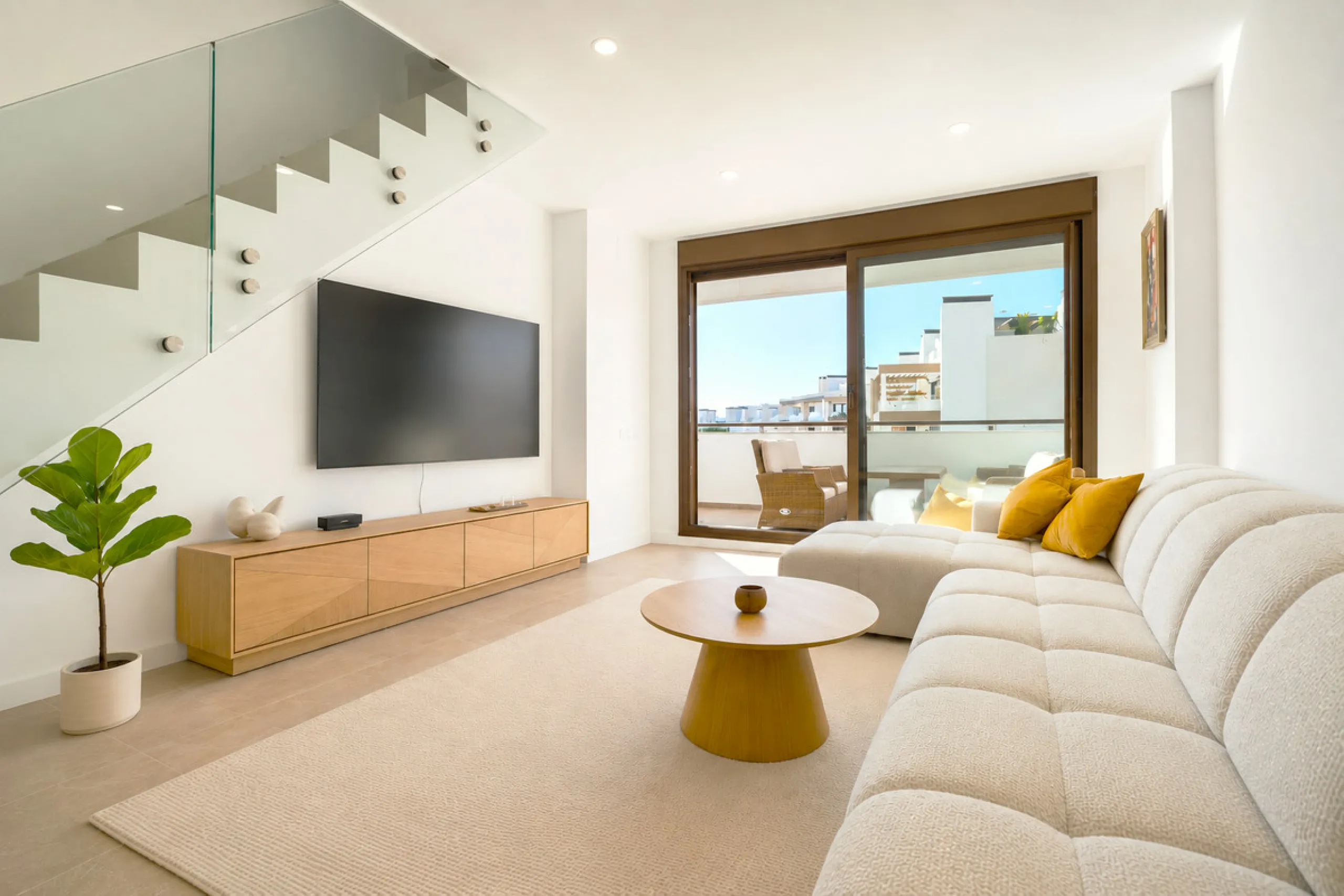 This ready to move in duplex penthouse, set within a modern community in Las Mesas of Estepona Port area, stands out for its impressive solarium with panoramic sea views. Built in 2025, the property offers a contemporary lifestyle in a sought-after locati