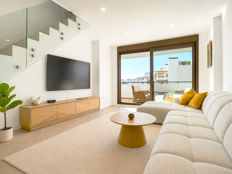 This ready to move in duplex penthouse, set within a modern community in Las Mesas of Estepona Port area, stands out for its impressive solarium with panoramic sea views. Built in 2025, the property offers a contemporary lifestyle in a sought-after locati