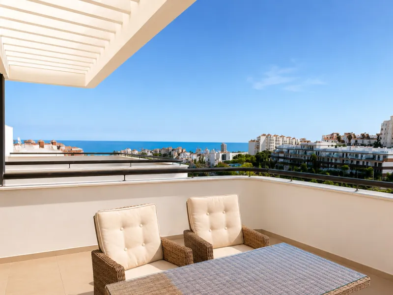 This ready to move in duplex penthouse, set within a modern community in Las Mesas of Estepona Port area, stands out for its impressive solarium with panoramic sea views. Built in 2025, the property offers a contemporary lifestyle in a sought-after locati
