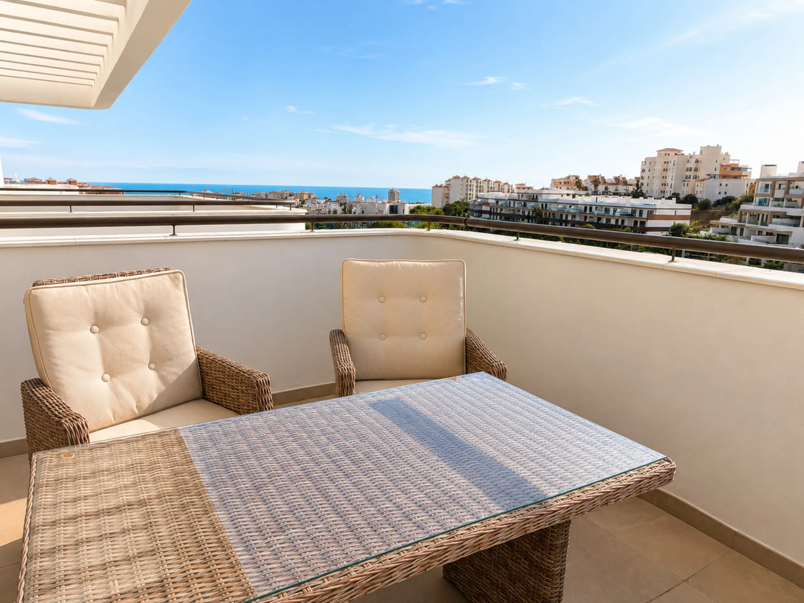 This ready to move in duplex penthouse, set within a modern community in Las Mesas of Estepona Port area, stands out for its impressive solarium with panoramic sea views. Built in 2025, the property offers a contemporary lifestyle in a sought-after locati