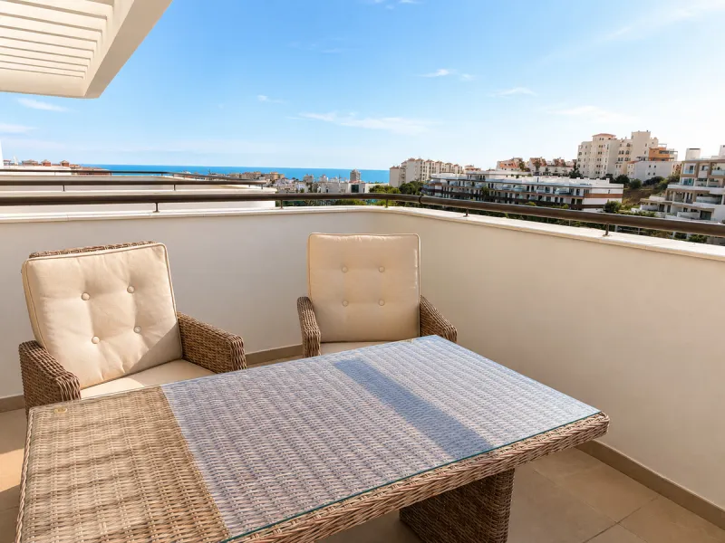 This ready to move in duplex penthouse, set within a modern community in Las Mesas of Estepona Port area, stands out for its impressive solarium with panoramic sea views. Built in 2025, the property offers a contemporary lifestyle in a sought-after locati