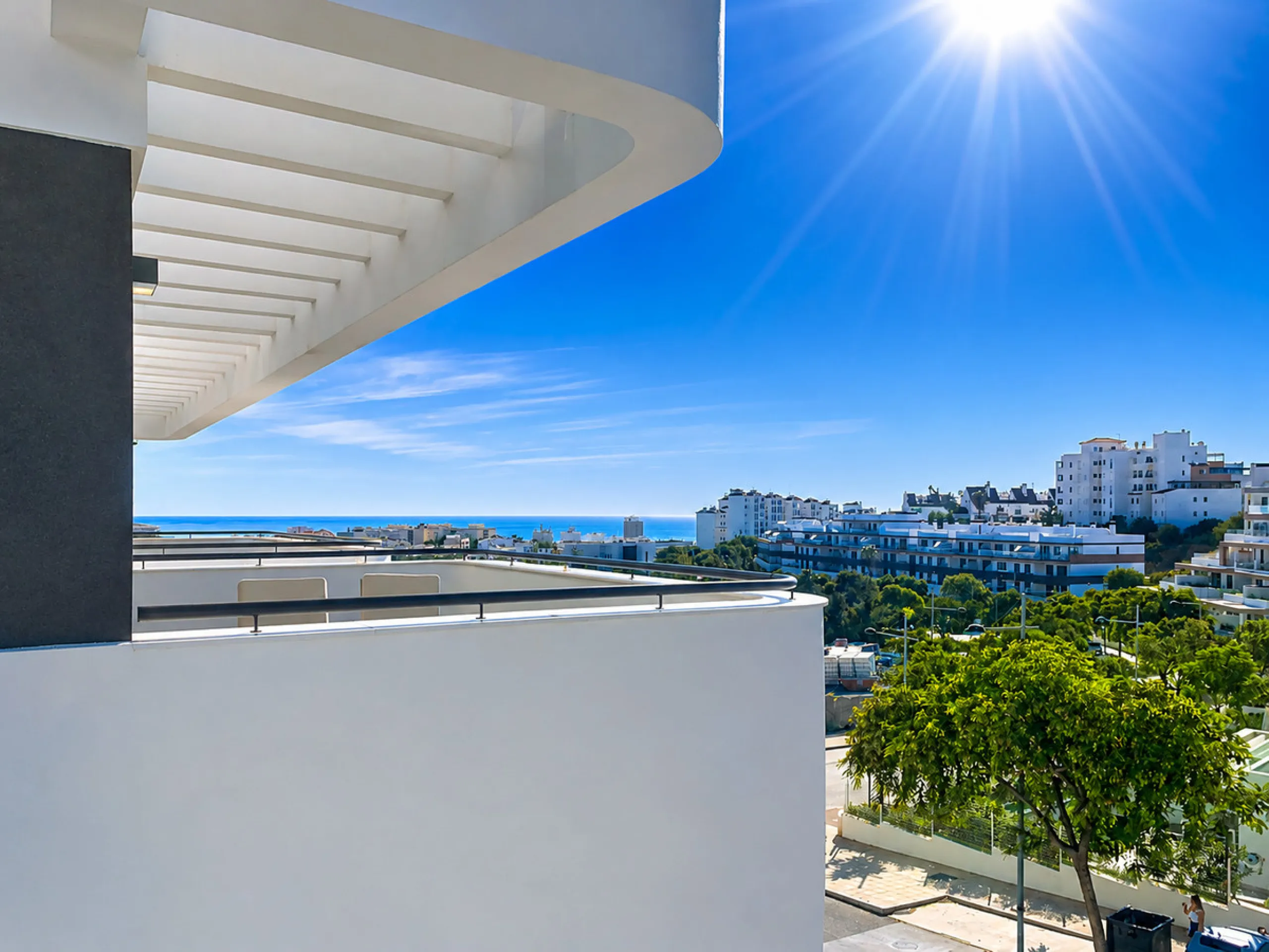 This ready to move in duplex penthouse, set within a modern community in Las Mesas of Estepona Port area, stands out for its impressive solarium with panoramic sea views. Built in 2025, the property offers a contemporary lifestyle in a sought-after locati