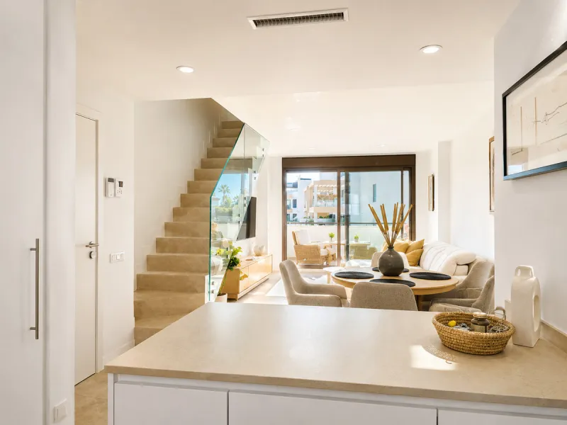 This ready to move in duplex penthouse, set within a modern community in Las Mesas of Estepona Port area, stands out for its impressive solarium with panoramic sea views. Built in 2025, the property offers a contemporary lifestyle in a sought-after locati