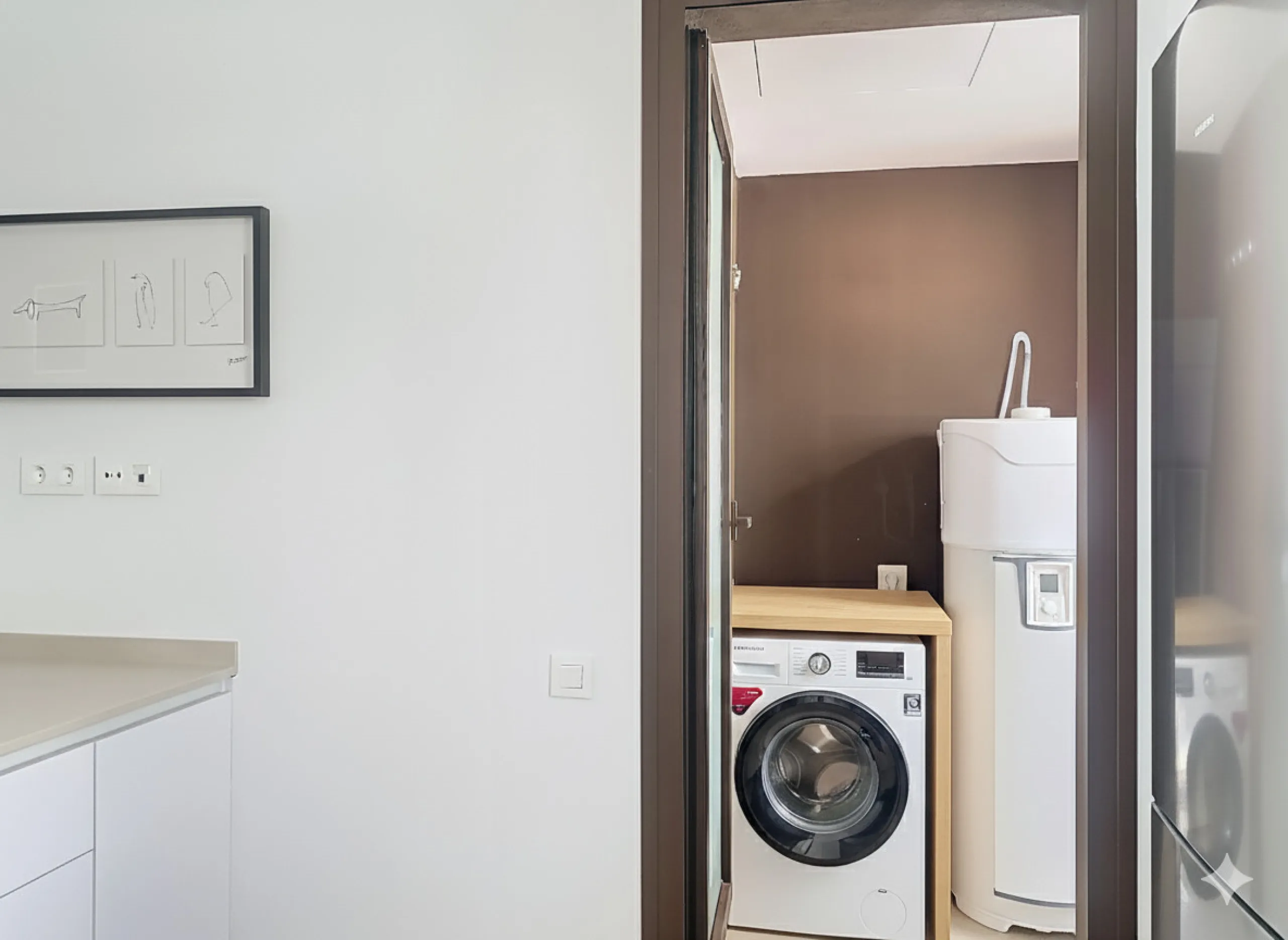 This ready to move in duplex penthouse, set within a modern community in Las Mesas of Estepona Port area, stands out for its impressive solarium with panoramic sea views. Built in 2025, the property offers a contemporary lifestyle in a sought-after locati
