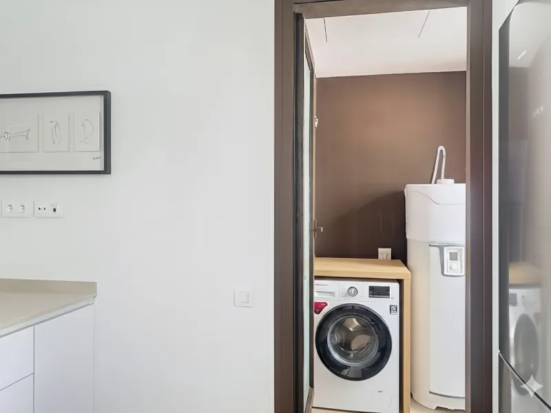 This ready to move in duplex penthouse, set within a modern community in Las Mesas of Estepona Port area, stands out for its impressive solarium with panoramic sea views. Built in 2025, the property offers a contemporary lifestyle in a sought-after locati