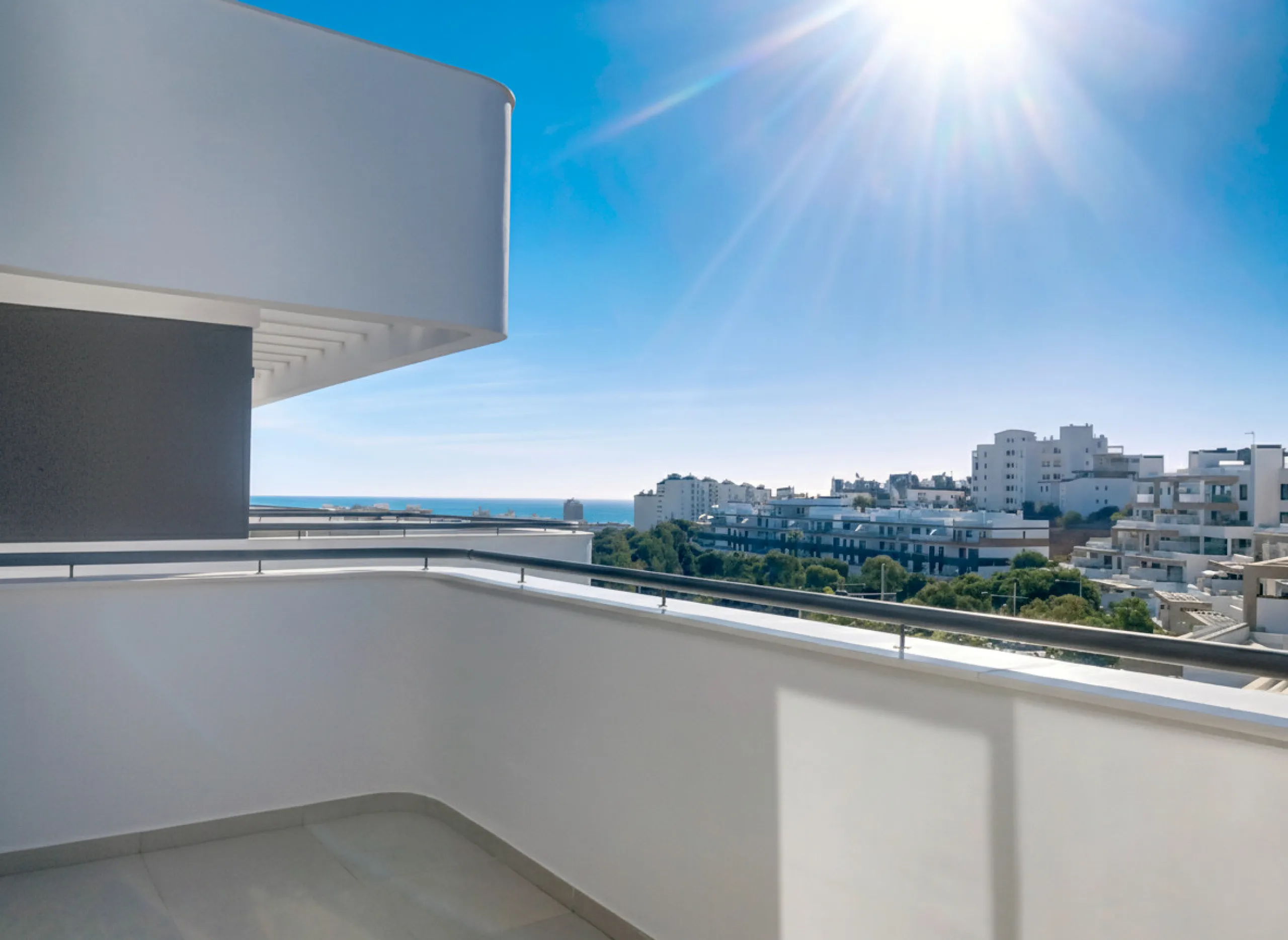 This ready to move in duplex penthouse, set within a modern community in Las Mesas of Estepona Port area, stands out for its impressive solarium with panoramic sea views. Built in 2025, the property offers a contemporary lifestyle in a sought-after locati