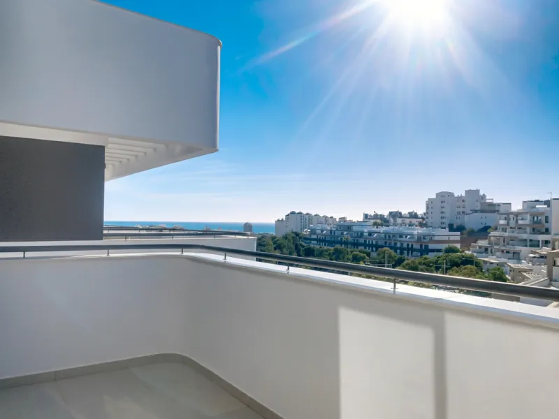 This ready to move in duplex penthouse, set within a modern community in Las Mesas of Estepona Port area, stands out for its impressive solarium with panoramic sea views. Built in 2025, the property offers a contemporary lifestyle in a sought-after locati