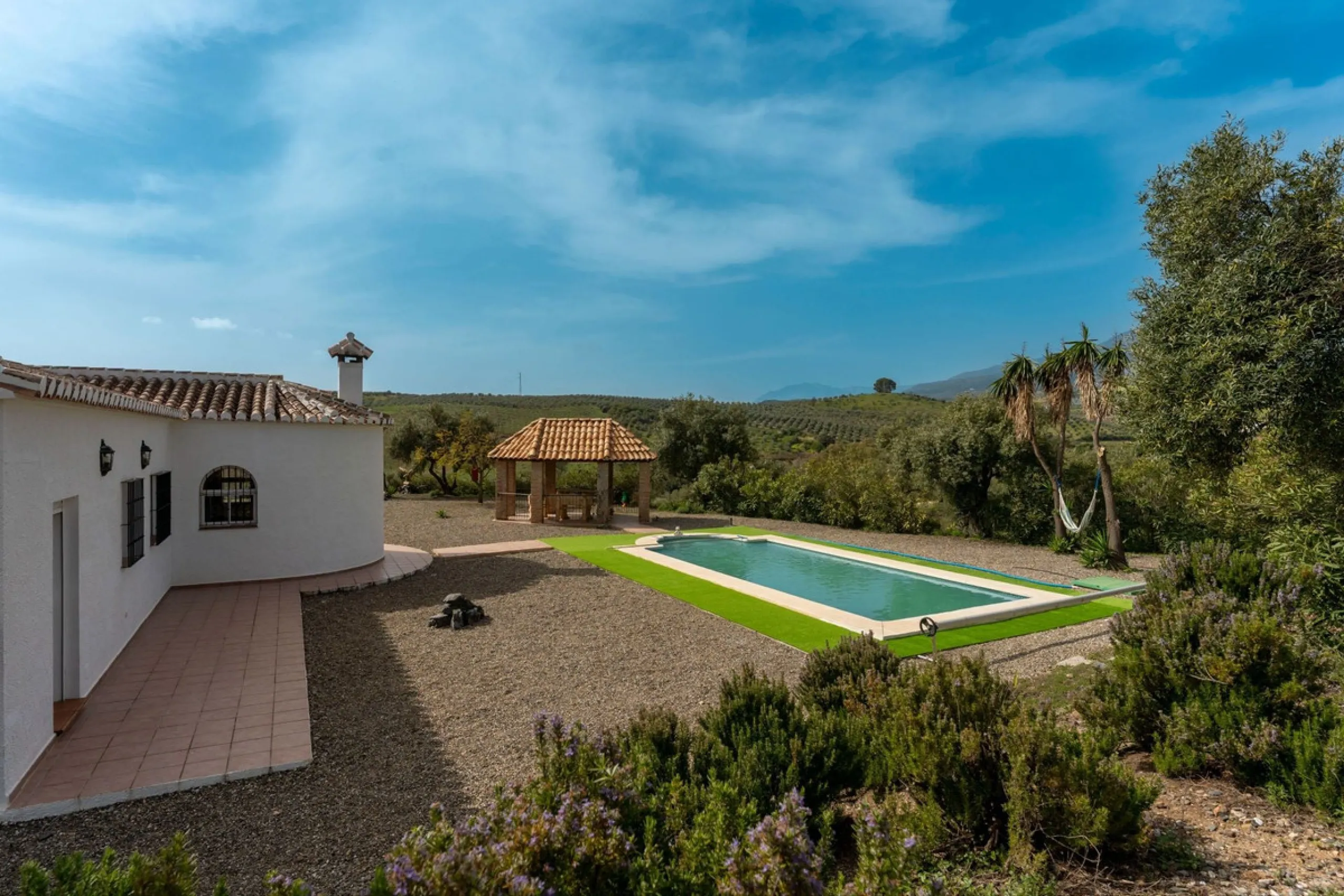 House - Finca - Cortijo в продаже в Casarabonela, Málaga. В доме 3 спален и 2 ванных комнат. Площадь дома 142 м². Площадь участка 6000 м²