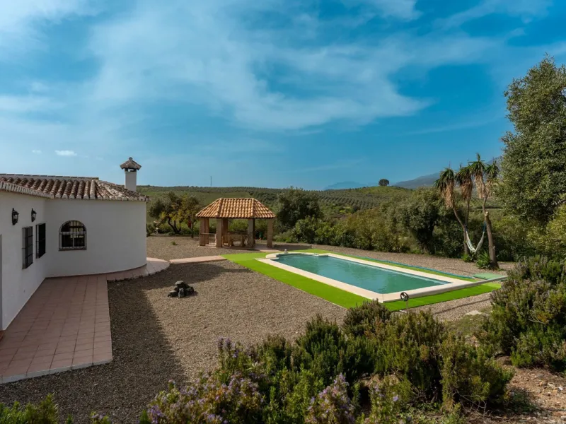 House - Finca - Cortijo в продаже в Casarabonela, Málaga. В доме 3 спален и 2 ванных комнат. Площадь дома 142 м². Площадь участка 6000 м²