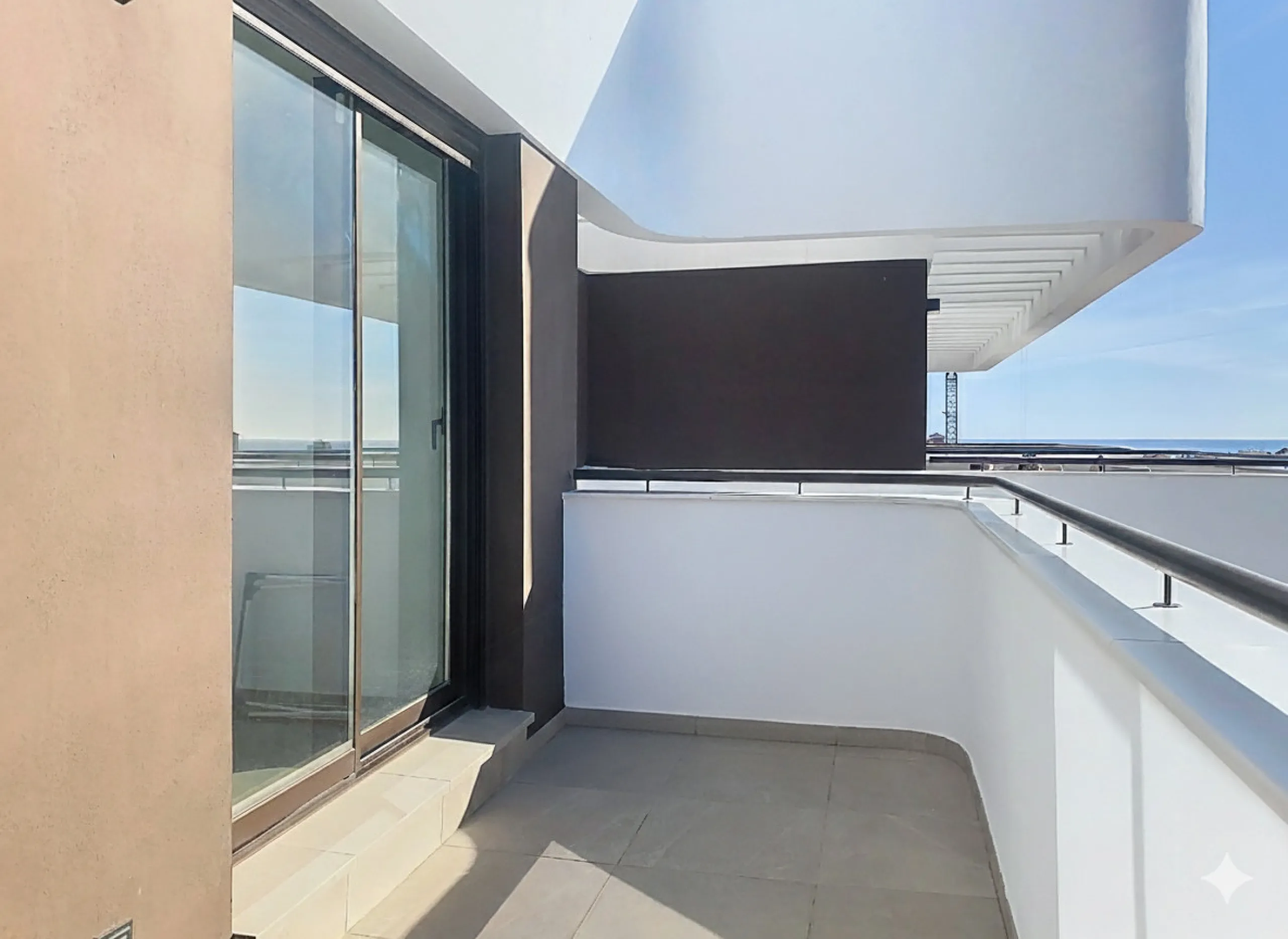 This ready to move in duplex penthouse, set within a modern community in Las Mesas of Estepona Port area, stands out for its impressive solarium with panoramic sea views. Built in 2025, the property offers a contemporary lifestyle in a sought-after locati